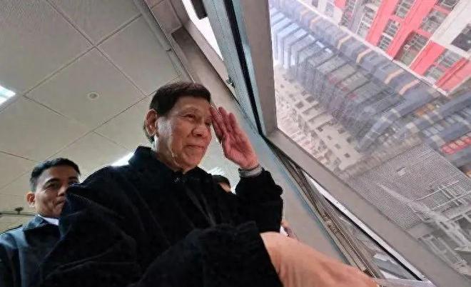 押解杜特尔特的飞机离开南海菲方哭嚎冰球突