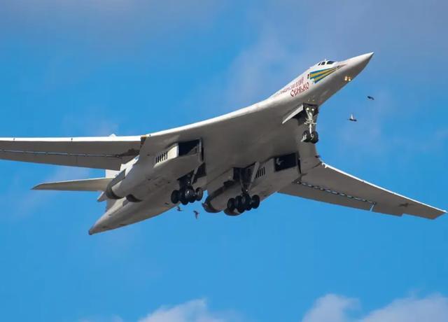 印度一旦拿到图160中国如何应对？冰球突破豪华版是击毁、击落还是干扰(图2)