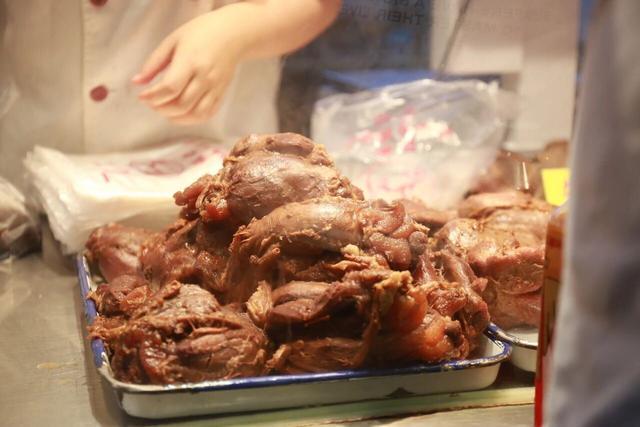 妈的牛肉店那锅30年的老汤有了新味道……冰球突破当杭州菜二代姐妹花辞去白领回爸(图3)